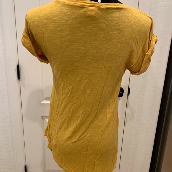 Yellow feather print t-shirt 🌸Size: Medium - Picture 3 of 4